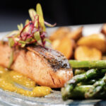 SALMON-AL-GRILL-CON-CHUTNEY-DE-MANGO