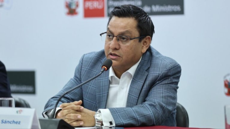 Ministro César Vásquez: «Se liberan 400 000 frascos de suero fisiológico para seguir garantizando el abastecimiento»